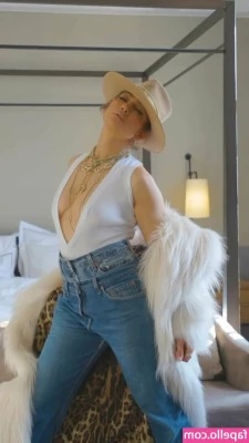 Jennifer Lopez [ jennifer-lopez ] - My big belly spilling on to the bed