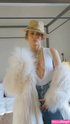 Jennifer Lopez [ jennifer-lopez ] - I live for dominatrix vibes