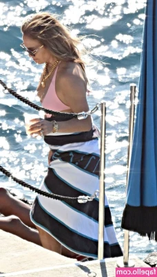 Jennifer Lopez [ jennifer-lopez ] - Each look is a reflection of my personality  Simplicity  innocence