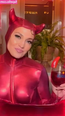 Jennifer Lopez [ jennifer-lopez ] - Lazy nasty smokerman in the yard   Smoke  stroke  goon  SQUIRT