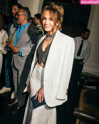 Jennifer Lopez [ jennifer-lopez ] - Mirror pic comparison