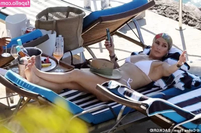 Jennifer Lopez [ jennifer-lopez ] - Do you think I'd look good on top? 🤔😉