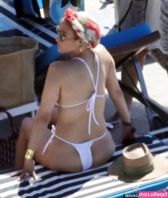 Jennifer Lopez [ jennifer-lopez ] - Met this stranger on the airplane and took him to my hotel room👀