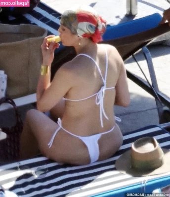 Jennifer Lopez [ jennifer-lopez ] - Sitting pretty with my camel toe 😈 rewards sent! Check your DMs