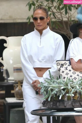 Jennifer Lopez [ jennifer-lopez ] - After gym   doing squats   Without the heart leave a tip and I send