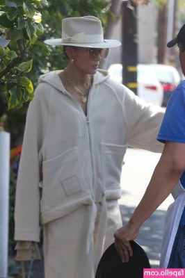 Jennifer Lopez [ jennifer-lopez ] - Vem assistir o jogo comigo amores  Come watch the game with me loves