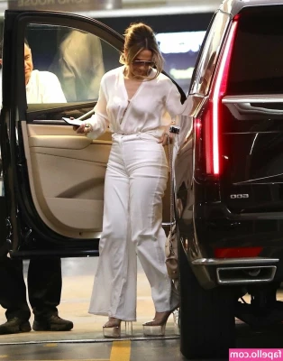 Jennifer Lopez [ jennifer-lopez ] - Feeling sad someone lighten my mood   10 and you can have some really