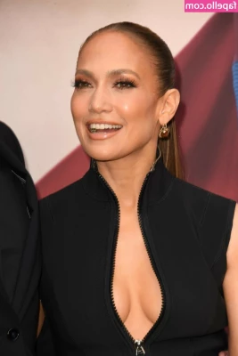 Jennifer Lopez [ jennifer-lopez ] - Getting some dome from the MILF next door the mom next door sucking