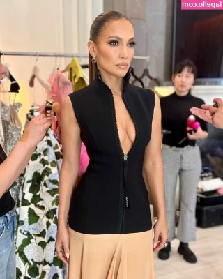 Jennifer Lopez [ jennifer-lopez ] - Yoga at the park 🧘‍♀️