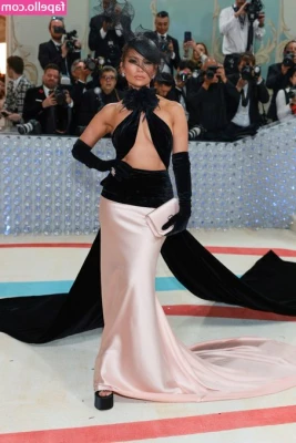 Jennifer Lopez [ jennifer-lopez ] - Good morning  A few poses and stretches pre-shower  If this post