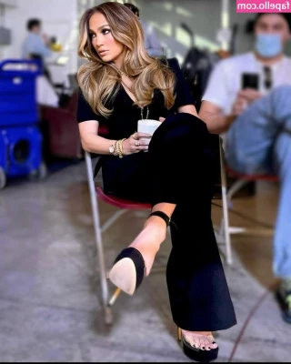 Jennifer Lopez [ jennifer-lopez ] - Check your messages babe  I sent you something you dont want to miss