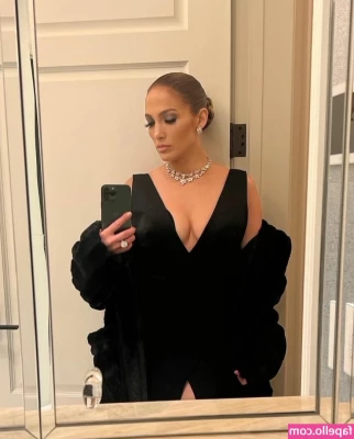 Jennifer Lopez [ jennifer-lopez ] - A sexy shower foto shoot  Wanna join me
