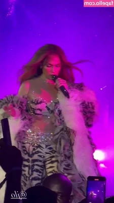 Jennifer Lopez [ jennifer-lopez ] - Did you hear the clowns divorce??  Ended in a custardy battle.