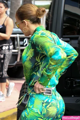 Jennifer Lopez [ jennifer-lopez ] - HAPPY NATIONAL PICKLE DAY! 🥒😋 Where are my fans at that eat