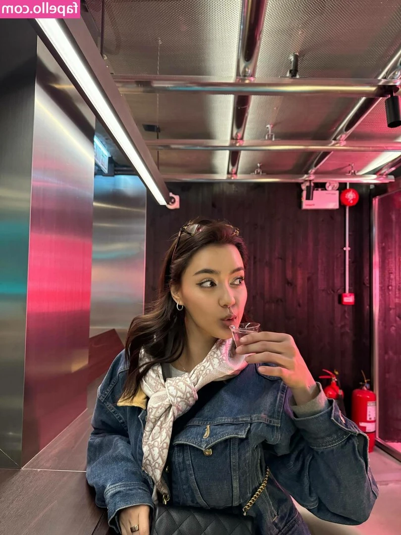 Amanda Obdam [ amanda-obdam ] - LET ME SITE ON IT PAPI 🥰