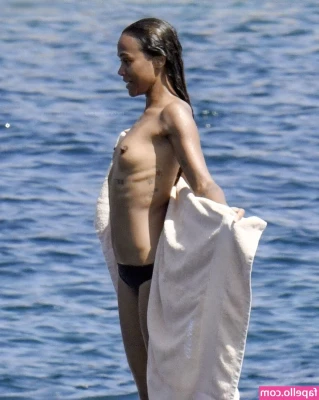 Zoe Saldana [ zoe-saldana ] - It s cold  warm me up   Hace frío  calientame