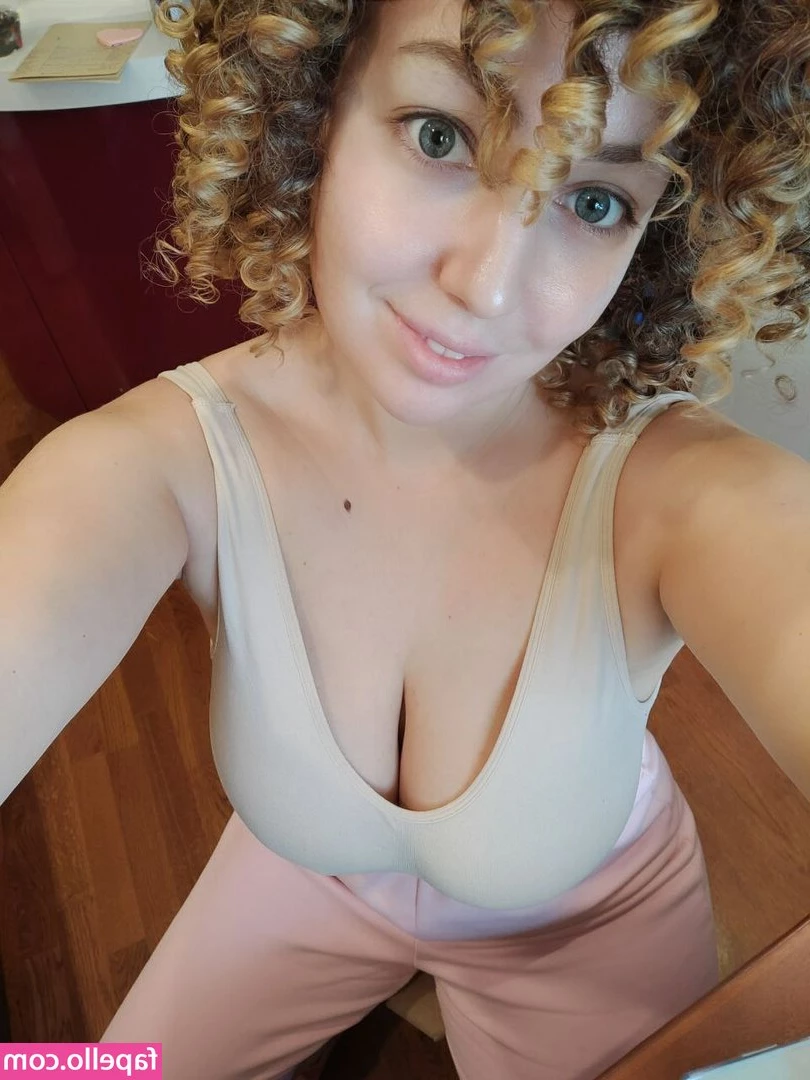 Hanna Zimmer [ hanna-zimmer ] - Would you like to see pictures of me and my sister together