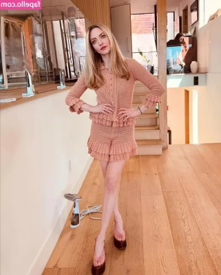 Amanda Seyfried [ amanda-seyfried-1 ] - Still here with the scraggliest toes in the game.. but in green!