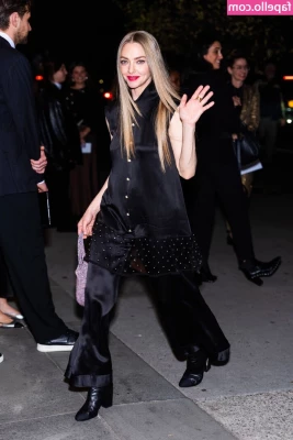 Amanda Seyfried [ amanda-seyfried-1 ] - Ass for dinner