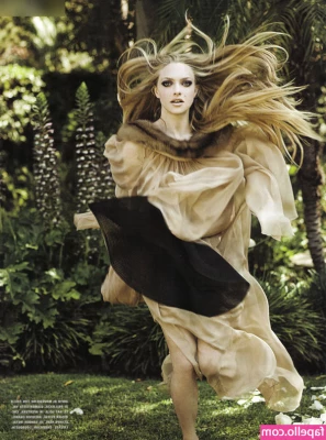 Amanda Seyfried [ amanda-seyfried-1 ] - Before the shower 💦 Alludame a limpiar este desatre con tu lengua.