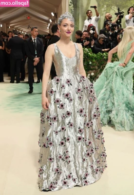 Amanda Seyfried [ amanda-seyfried-1 ] - Y’all I Was Literally Flashing My Titties Everywhere I Went Lol