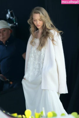 Amanda Seyfried [ amanda-seyfried-1 ] - Oops I slipped and spilled dye all over my head    I m so clumsy