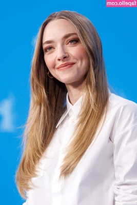 Amanda Seyfried [ amanda-seyfried-1 ] - who thinks i should post the pic from the view behind me    wanna see