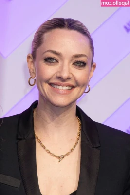 Amanda Seyfried [ amanda-seyfried-1 ] - Watch me strip, fuck and cum for you