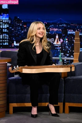 Amanda Seyfried [ amanda-seyfried-1 ] - merry christmas eve :)