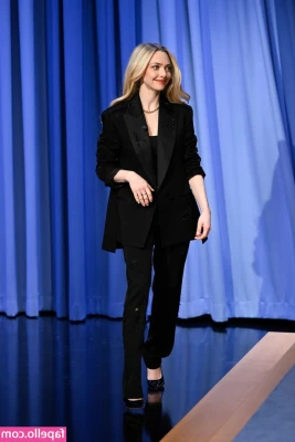 Amanda Seyfried [ amanda-seyfried-1 ] - Oh, look, a ladybug!!😂