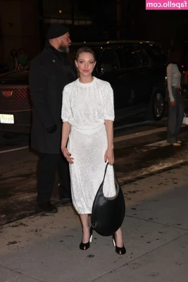 Amanda Seyfried [ amanda-seyfried-1 ] - Who else started their morning like this 🤑😍