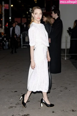 Amanda Seyfried [ amanda-seyfried-1 ] - good morning! good time to fill your mouth with cream, do you like