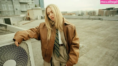 Amanda Seyfried [ amanda-seyfried-1 ] - My hubby got home from work and walked in on my riding another man!!