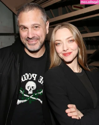 Amanda Seyfried [ amanda-seyfried-1 ] - Morning guys... day 1 of close down selfie!