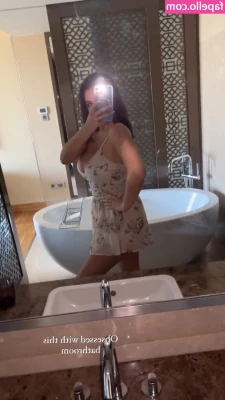 Simone Goodall [ simone-goodall ] - Two of my toes are webbed   Have you ever seen those
