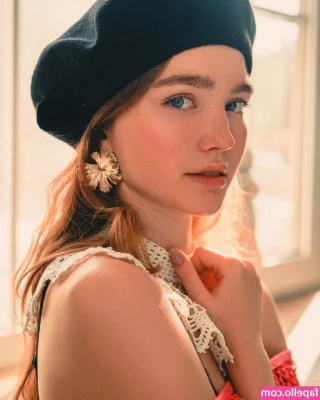 Anastasia Veretnova [ anastasia-veretnova ] - Feeling a bit bored today... but at least my eyebrows are still on