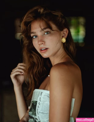 Anastasia Veretnova [ anastasia-veretnova ] - Luciendo unas lindas sandalias transparentes