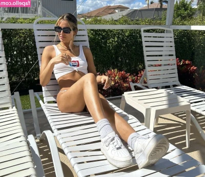 Lauryn Whitney [ lauryn-whitney ] - It's giving 'morning after the office party' vibes 🤓