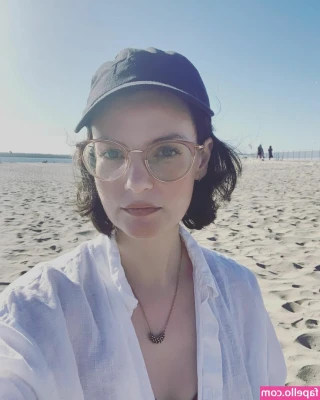 Siobhan Thompson [ siobhan-thompson ] - Who wants to rub my lotion in 🍑