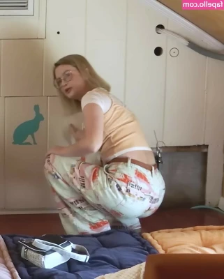 Siobhan Thompson [ siobhan-thompson ] - Two brats on holiday