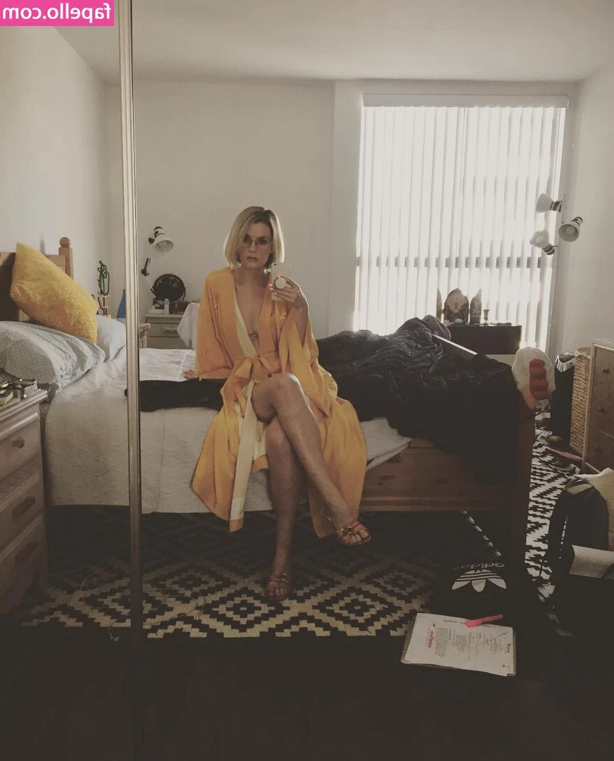 Siobhan Thompson [ siobhan-thompson ] - This body needs a massage today..would you like to help?😏
