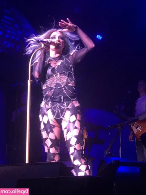 KeshaRose - The waitress at Olive Garden  It s not all dudes  we like pussy too 