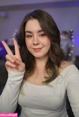 Stormfall33 - What a cutie🥰  Other model @qtmarieee  Photographer @ofphotosnow