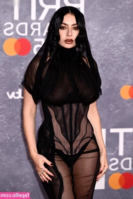 Charli XCX [ charli-xcx ] - who up watching league of legends worlds and playing with they worm?