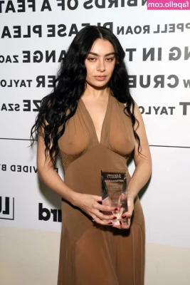 Charli XCX [ charli-xcx ] - in disguise at the club 😜