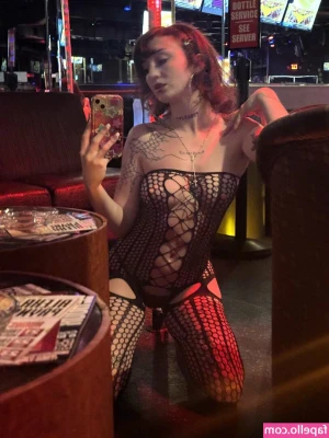 littlebirdie2002 - Wer will meine Beine spreizen und meine feuchte Pussy sehen 🤤 Tip