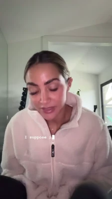 Frankie Bridge [ frankie-bridge ] - A Wrinkled Wednesday quickie featuring my dry feet  My knee is still