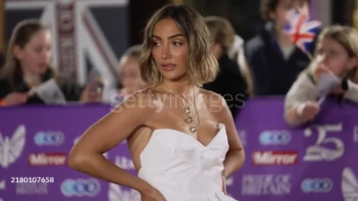 Frankie Bridge [ frankie-bridge ] - Hoy amaneció este Culo rico para ti papi ven y comételo todo