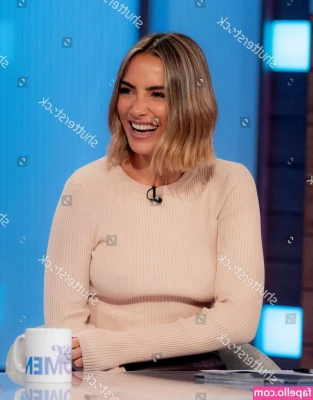 Frankie Bridge [ frankie-bridge ] - Who needs a fireplace when you have this kind of heat? 🔥😄