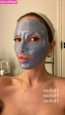 Frankie Bridge [ frankie-bridge ] - Went a little wild last night and put on a ski mask 😷